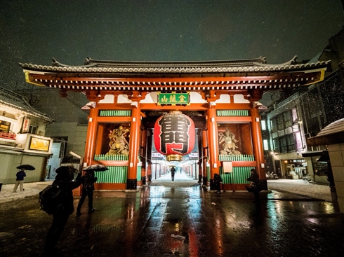 4年ぶり大雪で東京が雪景色 夜の浅草寺や朝霧に包まれた多摩川