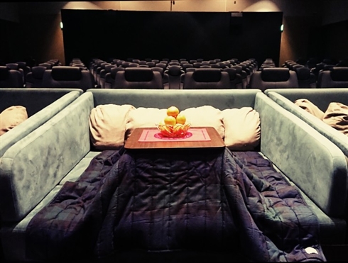 こたつに入りながら映画が見られる！？　新所沢レッツシネパークが2月末頃までの期間限定でこたつシートを導入