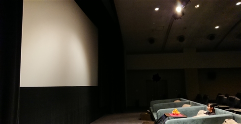 こたつに入りながら映画が見られる！？　新所沢レッツシネパークが2月末頃までの期間限定でこたつシートを導入