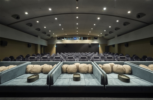 こたつに入りながら映画が見られる！？　新所沢レッツシネパークが2月末頃までの期間限定でこたつシートを導入