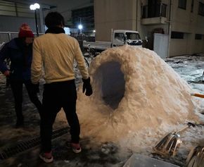 雪まつり　東京　都心　雪だるま　雪像　オブジェ　かまくら　2018