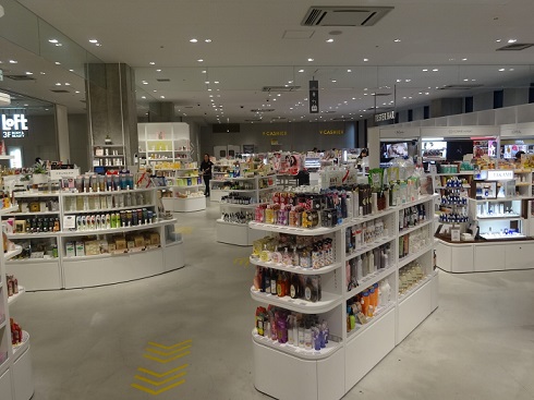 案内表示になぜテプラで追記が？　銀座ロフトの案内板が意識高すぎると注目集まる