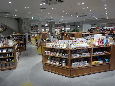 案内表示になぜテプラで追記が？　銀座ロフトの案内板が意識高すぎると注目集まる