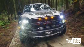 動画内に登場するピックアップトラックは、フォードの「F-150 ラプター」。オフロード仕様の高性能なトラックです。