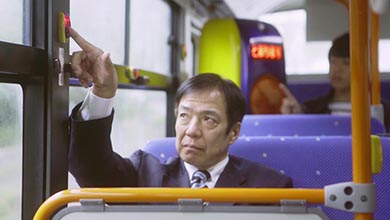 前の座席の人に先に押された様子