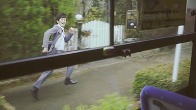 乗り遅れそうで歩道をダッシュする人