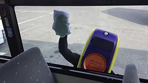 撮影の裏側（窓拭いときますね）