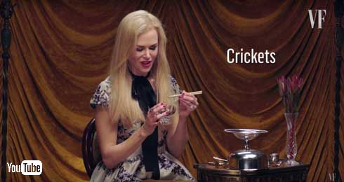 ニコール・キッドマンが昆虫を食べる動画