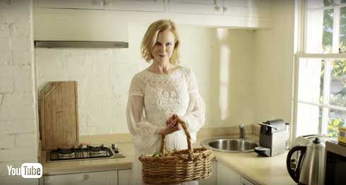 ニコール・キッドマンが昆虫を食べる動画