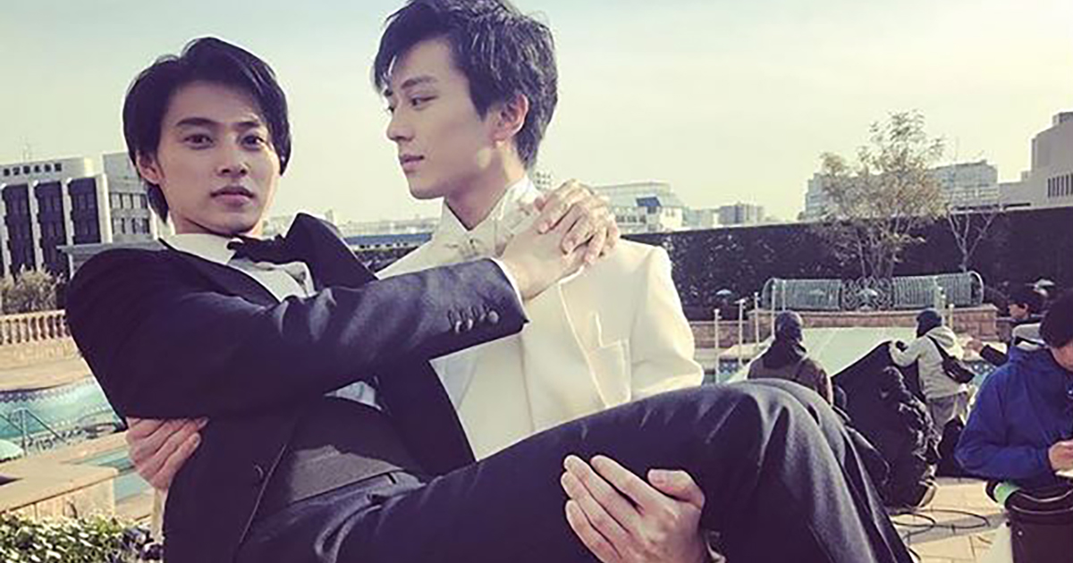 王子様ですか？」 山崎賢人、新田真剣佑にお姫様抱っこさせ余裕の笑み