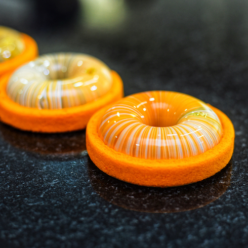 kseniapenkina アートケーキ ムースケーキ ヘーゼルナッツオレンジのプチガトー