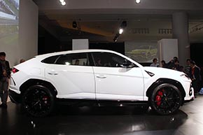 タイヤは専用設計のピレリ「P-ZERO」。展示車はオプションの23インチのフロント285/35 R23、リア325/30 R23を装着