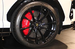 ブレーキディスクとキャリパーも巨大。時速100キロから33.7メートルで停止できるストッピングパワーを持つ