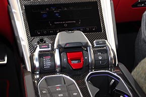 「Tamburo」と呼ぶドライブモードセレクターを装備。路面状況や運転者の好みに応じて運転モードを直感的に切り替えられる