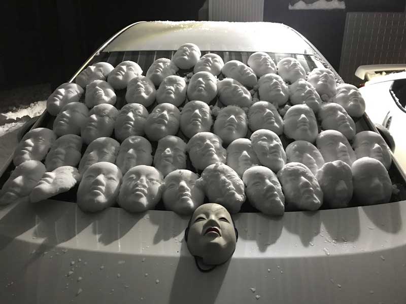 「怖すぎ」「心臓止まる」　親の車のフロントガラスを雪の“能面”で埋め尽くした結果がトラウマレベル