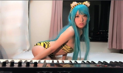 ラムのコスプレで「ラムのラブソング」弾いてみた　トラ柄ビキニなガチジャズ演奏に脳の処理が追いつかない