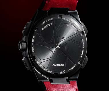 裏蓋にはシリアルナンバー入り