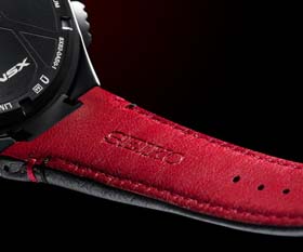 レザーストラップは、NSXのインテリアをイメージした赤と黒のツートンカラー