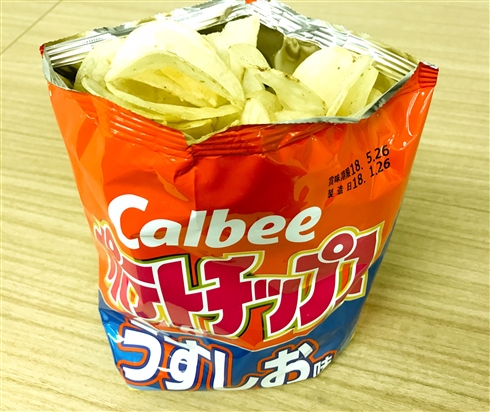 「この開け方考えた人天才だと思う」　ポテトチップスの袋の開け方がTwitterで「すごい」「ヤバい」と話題に