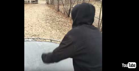 砕ける氷が芸術的！ 氷を張ったトランポリンに少年がダイブ