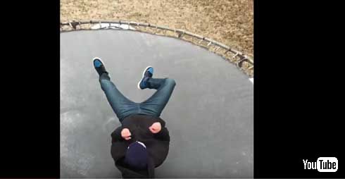 砕ける氷が芸術的！ 氷を張ったトランポリンに少年がダイブ