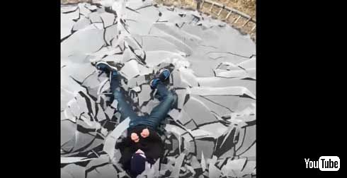 砕ける氷が芸術的！ 氷を張ったトランポリンに少年がダイブ