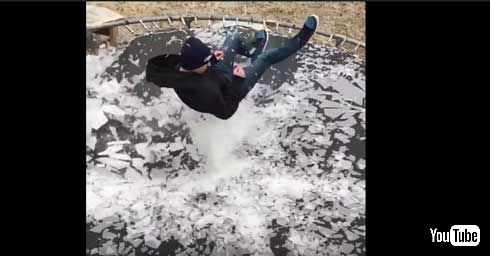 砕ける氷が芸術的！ 氷を張ったトランポリンに少年がダイブ