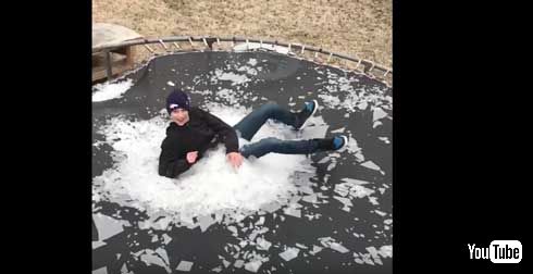 砕ける氷が芸術的！ 氷を張ったトランポリンに少年がダイブ