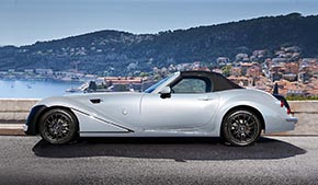 全長は4580ミリ。全高が低いので長く見えるが、長さと幅は現行プリウスと同じくらいだ