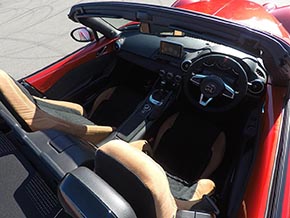 内装はND型ロードスターとほぼ同じだが、タン色のレザーシートが備わる