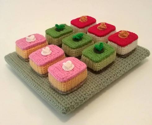 小さなケーキのあみぐるみ