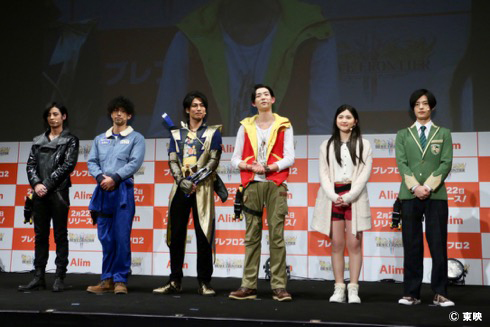  発表会には「獣電戦隊キョウリュウジャー」のキャスト陣（左から斉藤秀翼さん、金城大和さん、丸山敦史さん、竜星涼さん、今野鮎莉さん、塩野瑛久さん）が当時の衣装に身を包んで登場