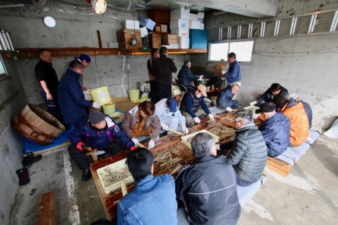 ごぼう講 ガレージ内に作られた仮設調理場