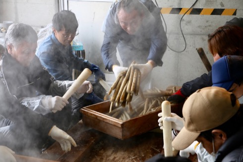 ごぼう講 ゆでたてアツアツのゴボウ