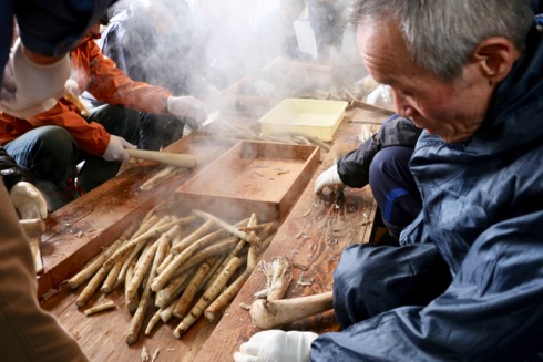 ごぼう講 すりこぎでたたくと簡単にほぐれる