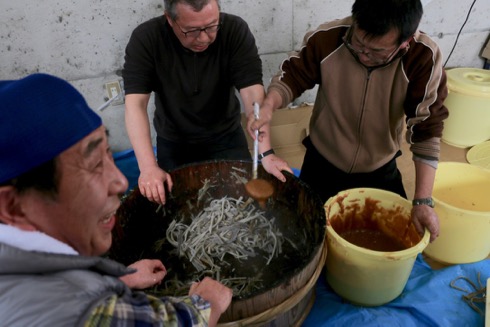 味噌は市内にある味噌専門店で1年前からこの日のために仕込まれた味噌を使用