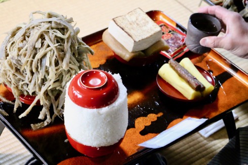 御膳に用意されたゴボウ料理と物相飯
