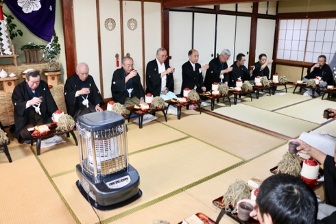 乾杯後は直会（なおらい）と呼ばれる宴がスタート