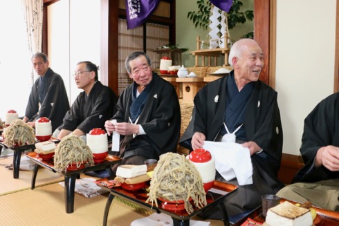 神事が終わると次第に和やかな雰囲気に