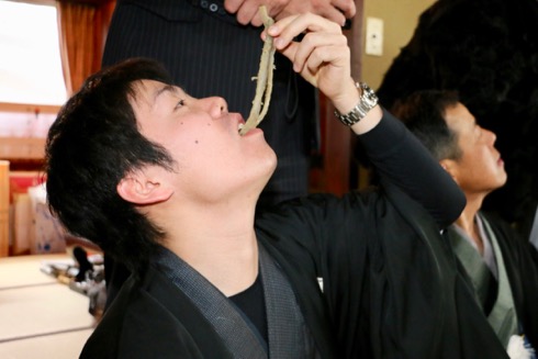 手でゴボウをつまんでパクリ！