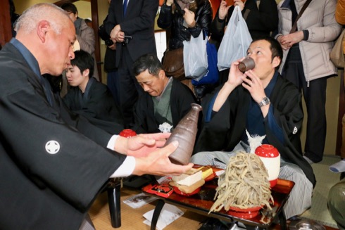 次々とお酒が注がれます