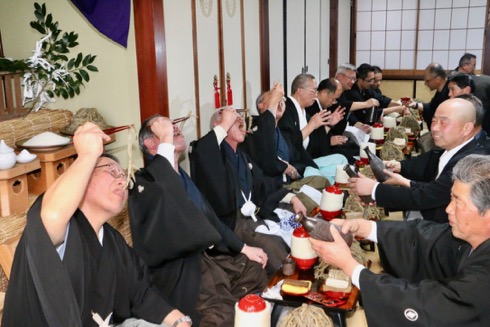 みんなでゴボウを豪快にパクリ