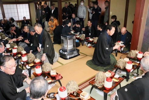 飲んで食べてにぎやかな「ごぼう講」