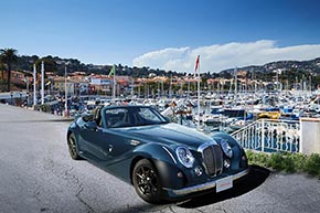 クラシックな佇まいのグリルと丸目4灯ライト