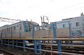 ラッシュアワーを終えて帰着した東西線が洗浄線へ入線