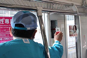 「ドアを解放しているので注意せよ」の印だそうです