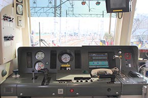 15000系の運転席