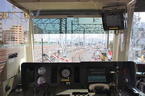 運転席から見た留置線への眺め