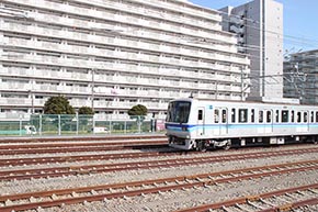 ちょうどラッシュアワーを終えた05系が帰着