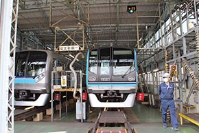 旧ピットで点検を待つ15000系